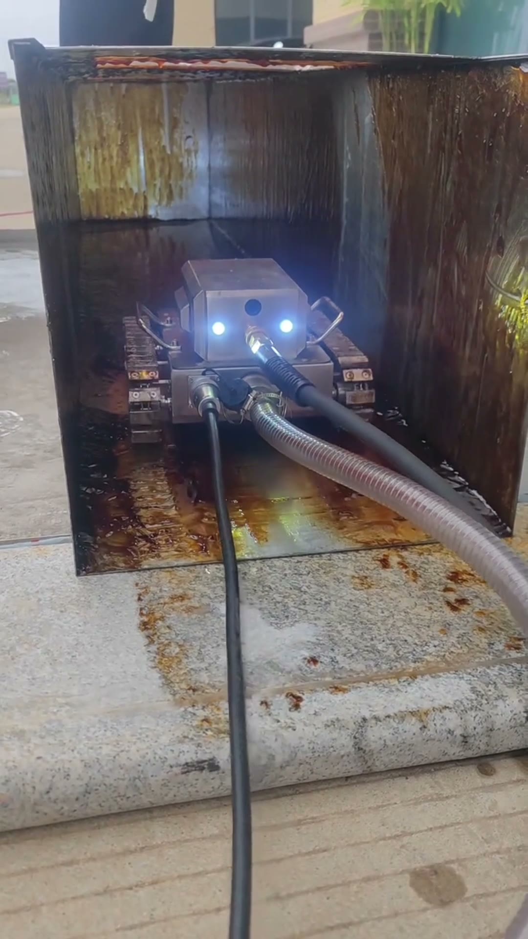 Yağlı kanal içinde robot temizlik uygulaması